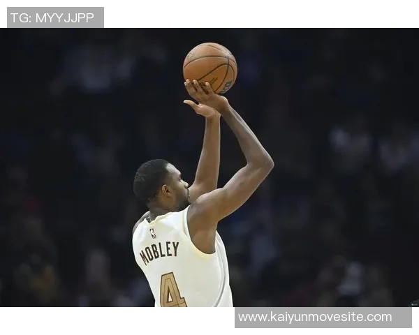 小莫布里攻防两端表现出色12投9中贡献18分10板2断2帽正负值高达26